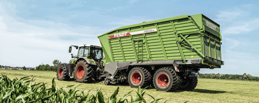 Ein grüner Fendt Tigo 60 PR Traktor arbeitet auf einem Feld.