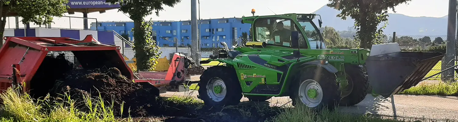 Ein grüner Merlo MF34.7 Traktor ist an der Stieglbrauerei im Einsatz.