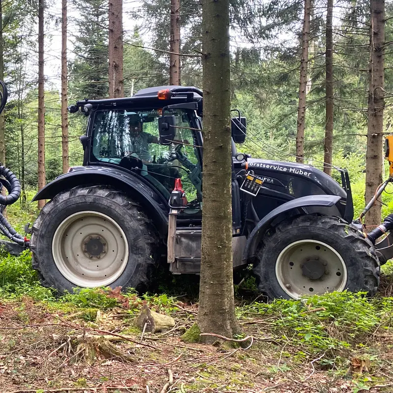 Valtra N175-Traktor von Forstservice Huber im Wald.