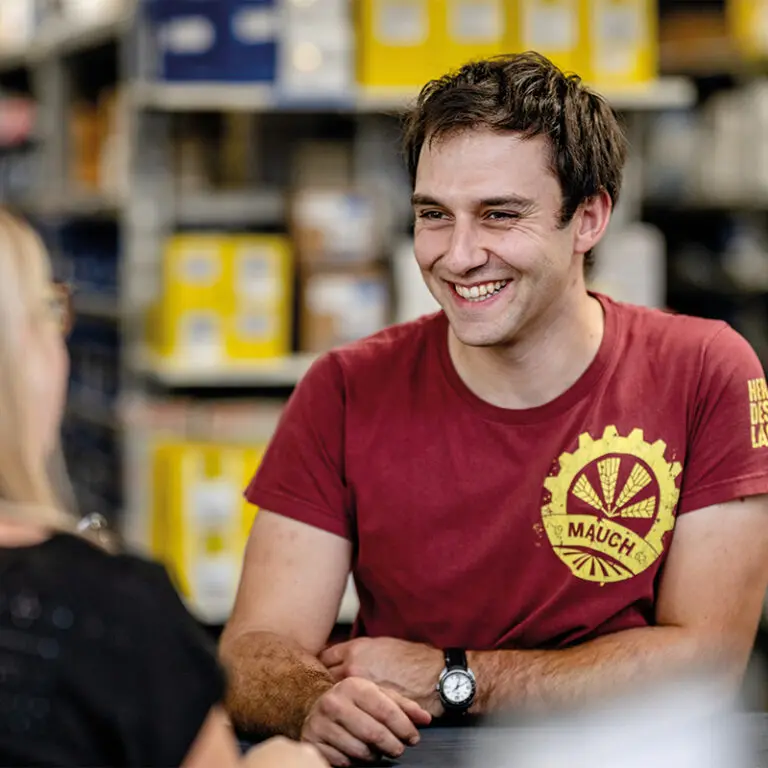 Ersatzteillager Eben - Ersatzteilspezialist im Gespräch mit einer Kundin