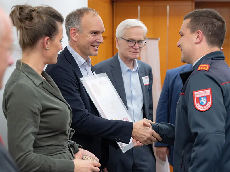 Übergabe der Ehrenurkunde