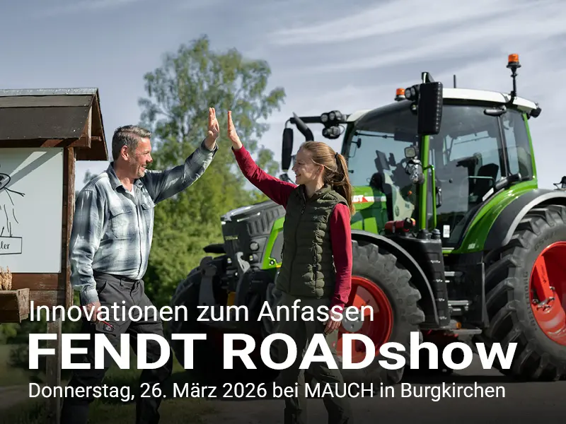 Borschaubild Fendt Roadshow: Zwei Personen, ein Herr und eine Frau stehen vor einem Fendt 500 Vario und geben einander ein high-five.