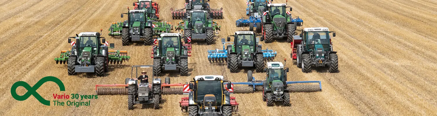 Die verschiedenen Fendt Modelle der letzten 30 Jahre fahren in Formation auf einem Feld.