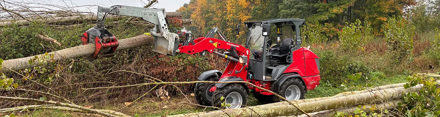 Weidemann 1390 în utilizare în timpul lucrărilor forestiere