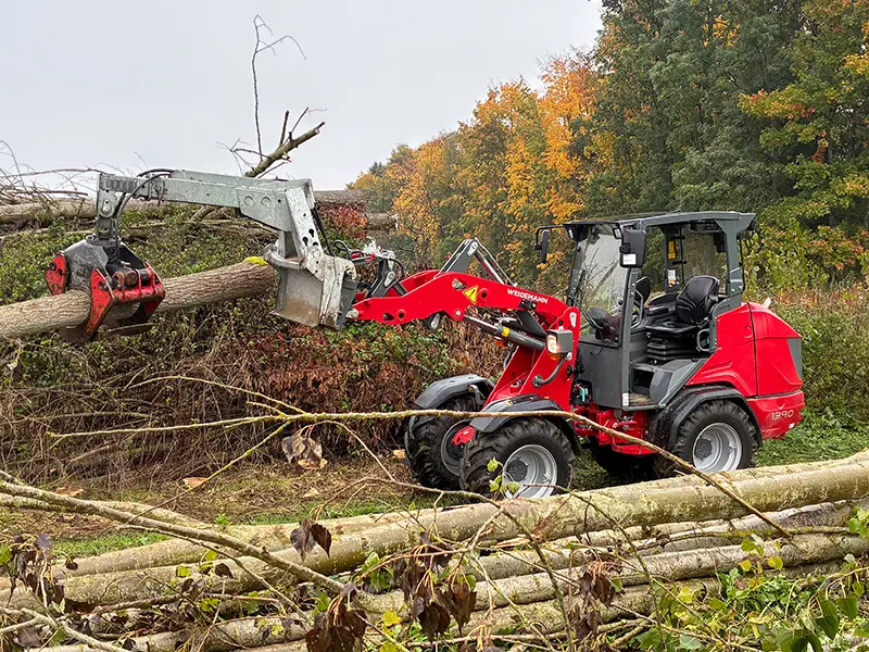 Weidemann 1390 používaný v lesníckych prácach