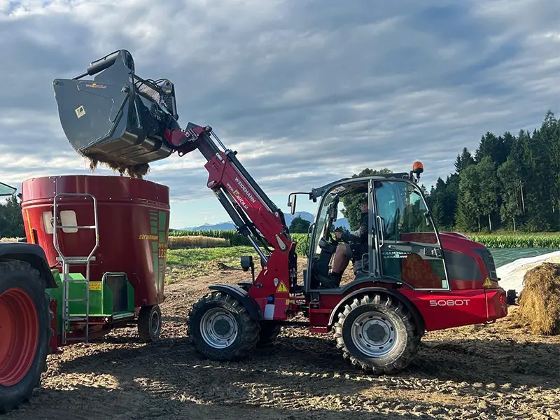 Weidemann 5080t vyplní Silo mixer