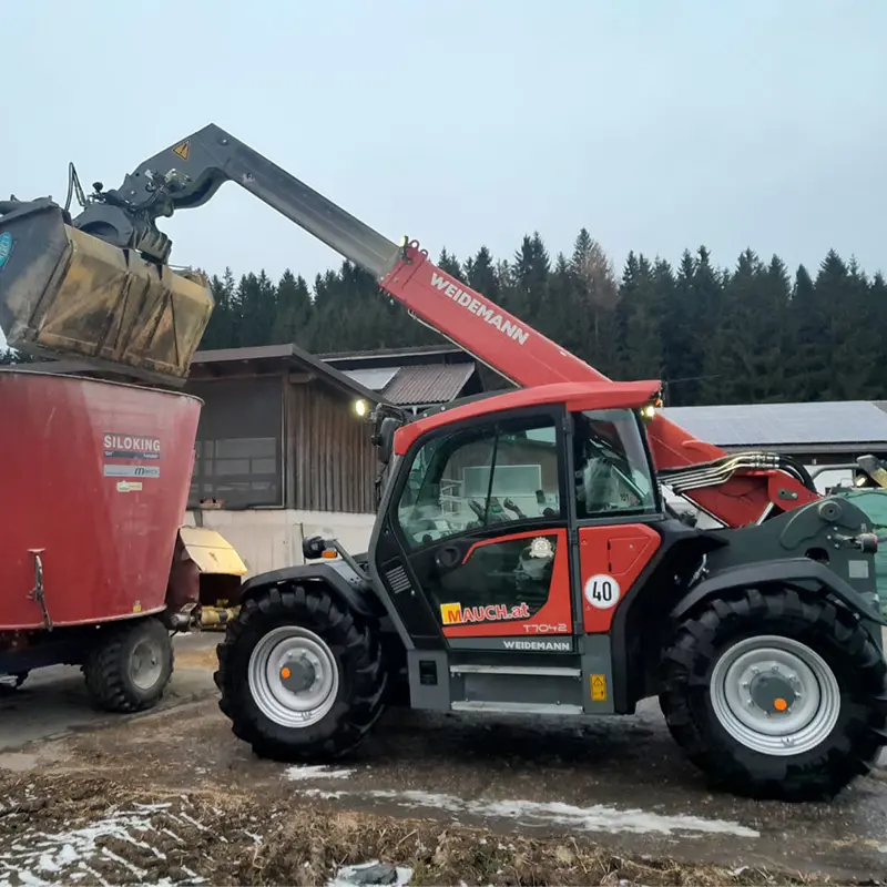 Riempimento del miscelatore del silo con Weidemann T7042