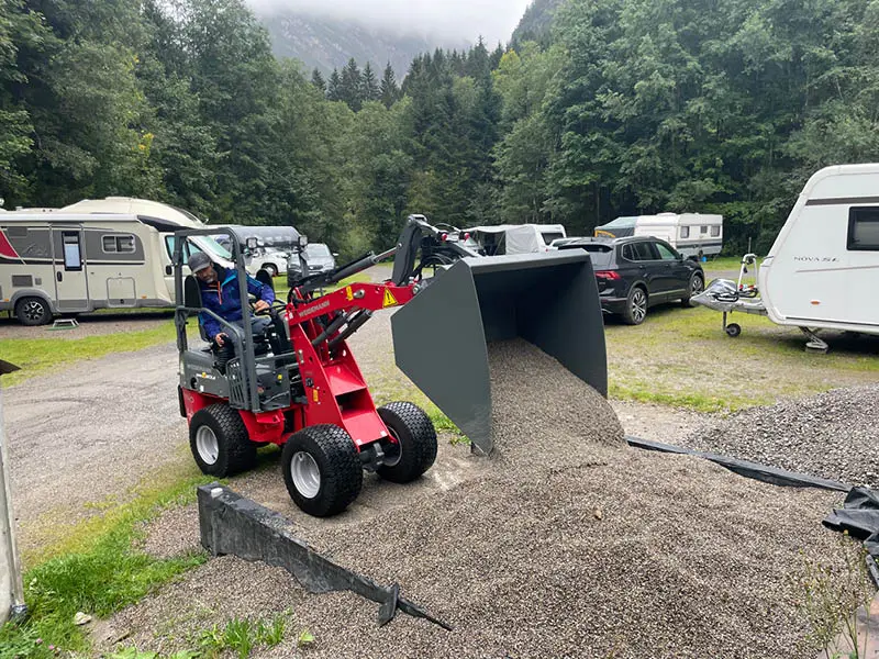 Weidemann 1140 light am Kies abladen mit einer Schaufel
