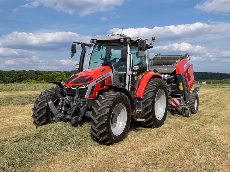 Massey Ferguson 5S Dyna-VT beim Pressen