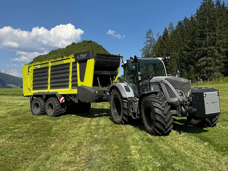 Der Fendt 724 Gen6 mit dem Fliegl Cargos 8400