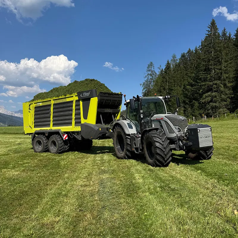 Der Fendt 724 Gen6 mit dem Fliegl Cargos 8400