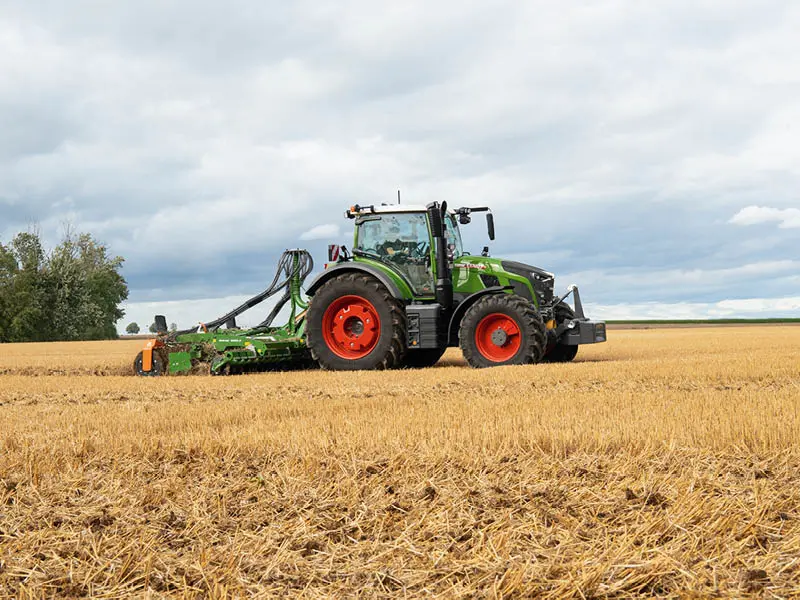 Fent 600 Vario auf einem Feld mit einer Amazone beim Stoppelsturz