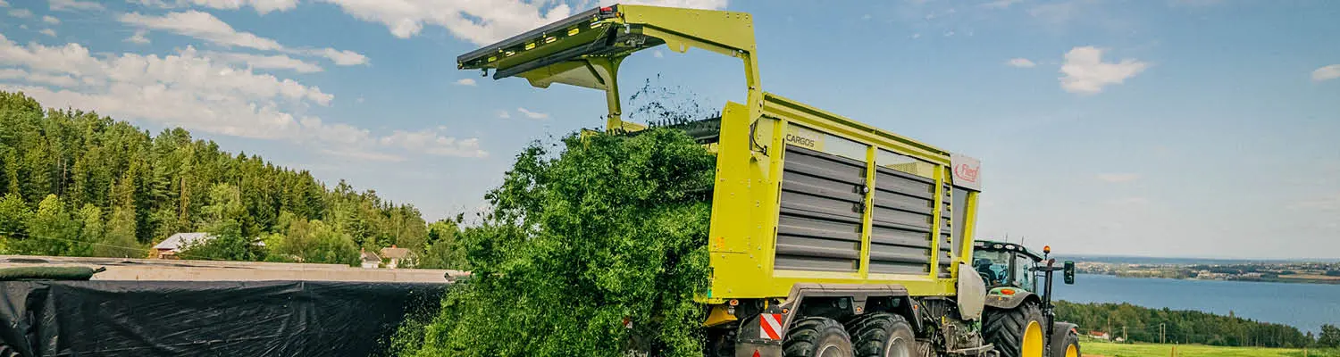 Fliegl Cargos 8400 rakodókocsi fűszilázzsal.