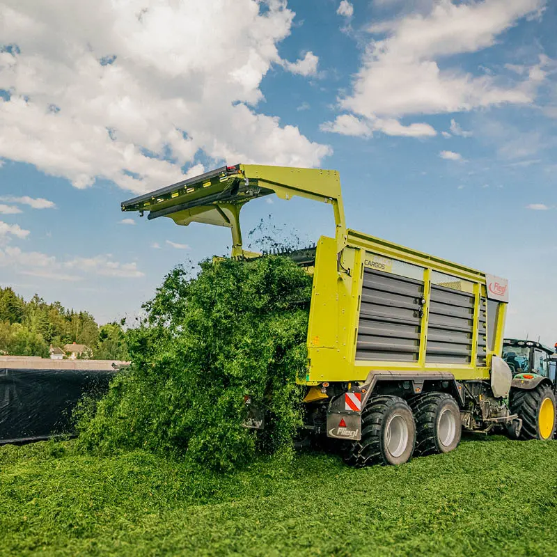 Fliegl Cargos 8400 rakodókocsi silózási folyamat közben