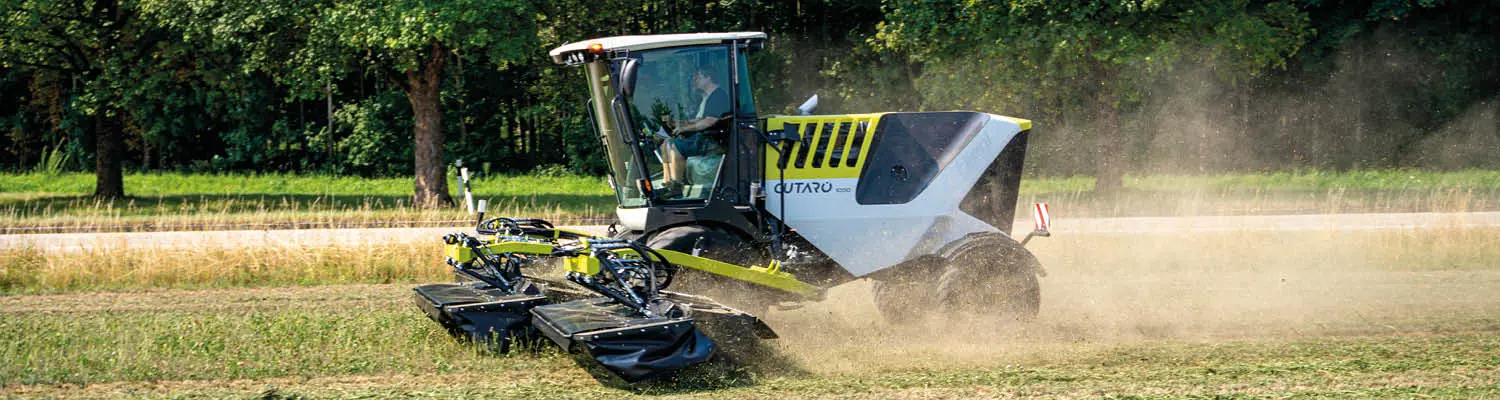 Fliegl Cutaro beim Mähen auf einer Wiese.