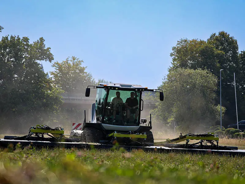 Fliegl Cutaro in der Frontansicht beim Mähen auf der Wiese.
