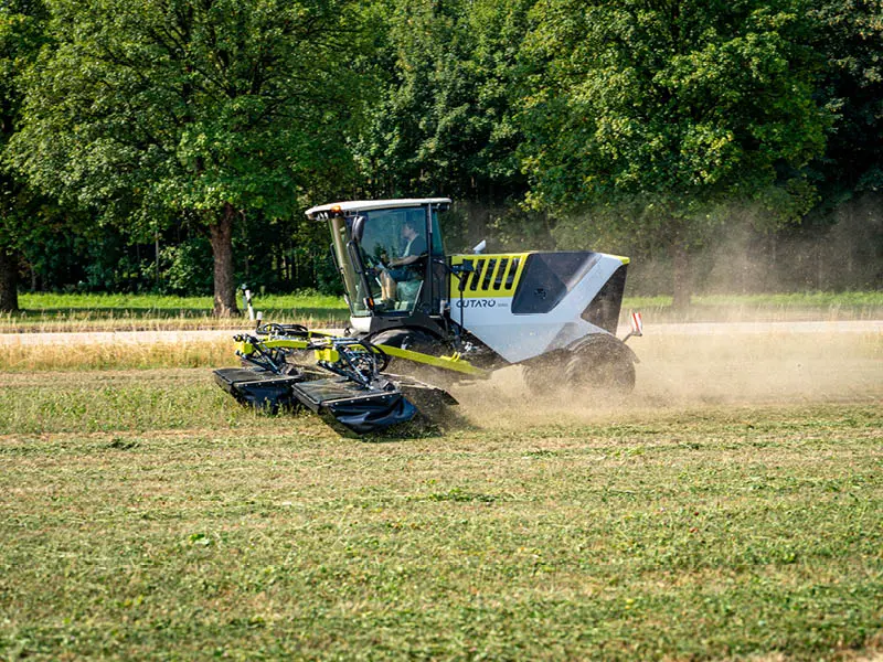 Fliegl Cutaro beim Mähen auf einer Wiese.