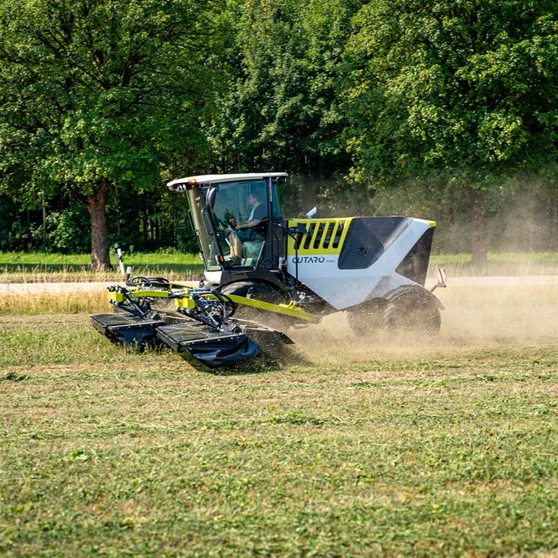 Fliegl Cutaro beim Mähen auf einer Wiese.