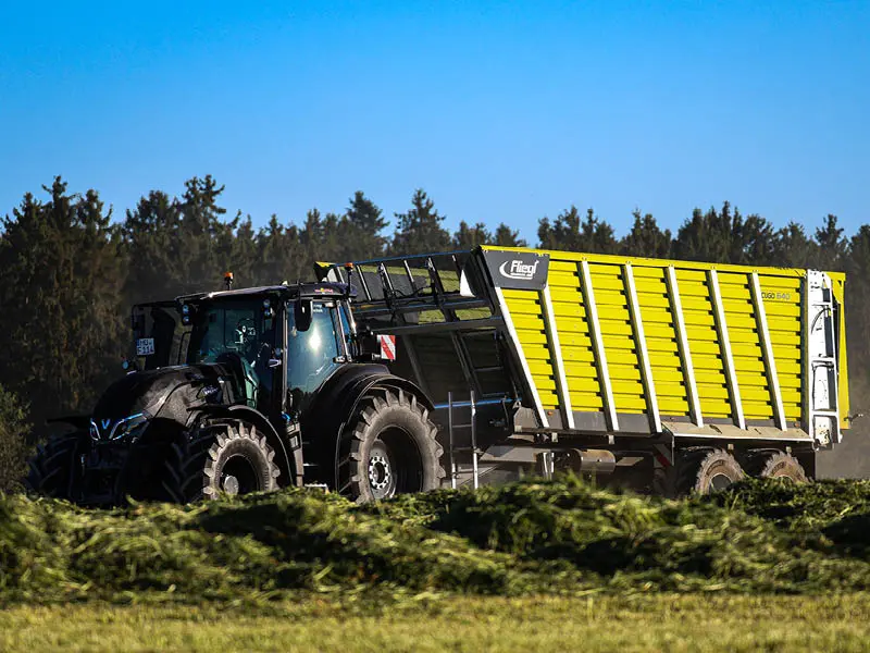 Fliegl Cugo 640 fűszállítás közben