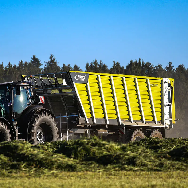Fliegl Cugo 640 fűszállítás közben