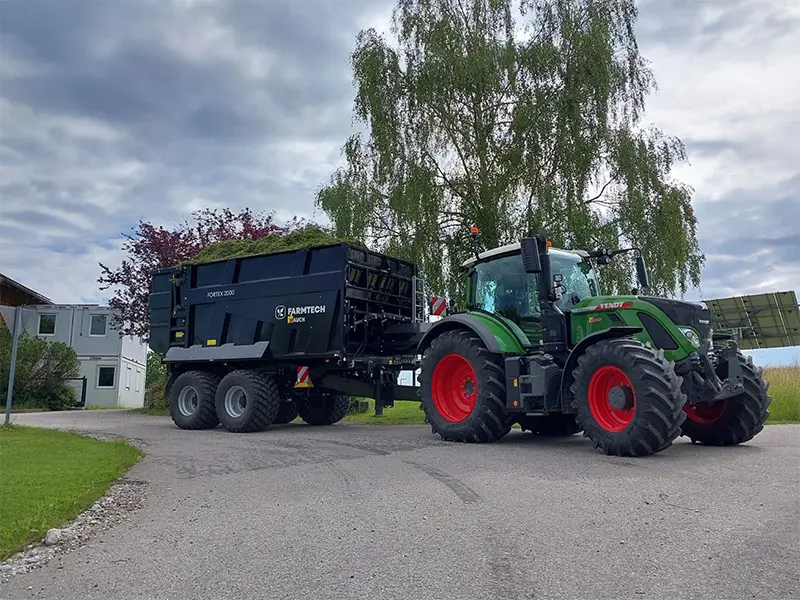 Der Farmtech Fortex 2000 beim Grastransport