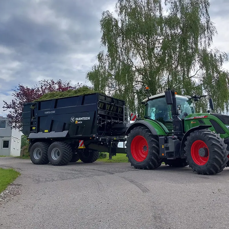 Der Farmtech Fortex 2000 beim Grastransport