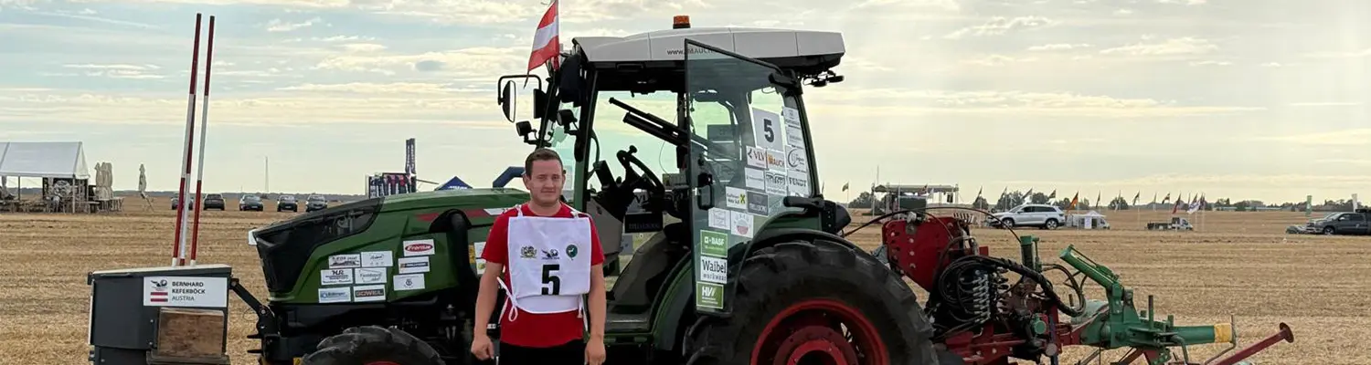 Bernhard Keferböck davanti alla Fendt 209 PE