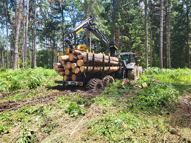 Der Kesla Forstanhänger und Kran im Einsatz
