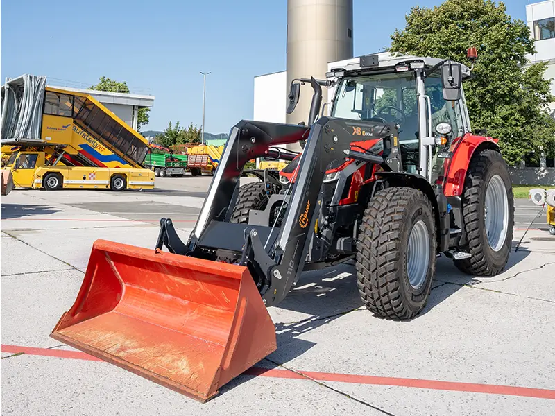 Der Massey Ferguson 5S. 145 Dyna-4 vor dem Tower