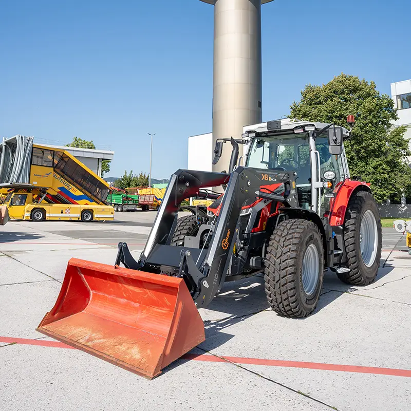 Der Massey Ferguson 5S. 145 Dyna-4 vor dem Tower