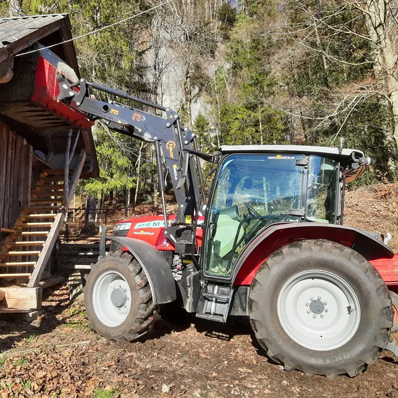 A Massey Ferguson 4710 M használatban