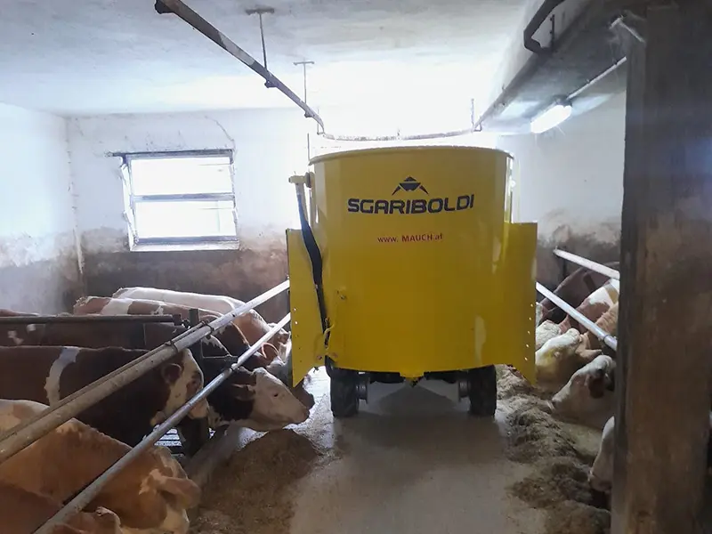 Mittlerweile überzeugt vor allem das Ergebnis im Futtertrog. Das Maisfutter wird gleichmäßig durchgemischt, die Tiere nehmen die Ration besser auf und gleichzeitig wird die tägliche Fütterung deutlich einfacher. Auch die Zusammenarbeit mit Mauch wird positiv hervorgehoben. Besonders geschätzt wurde, dass die individuellen Wünsche nicht nur besprochen, sondern direkt an der Maschine umgesetzt wurden.