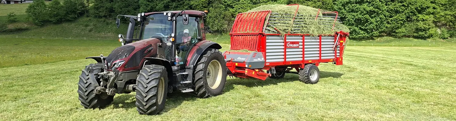 Der Valtra G125 Direct beim Heutransport