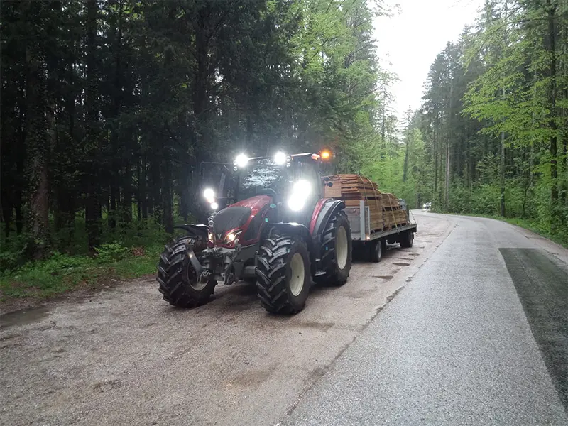 Der Valtra G125 Direct beim Holztransport