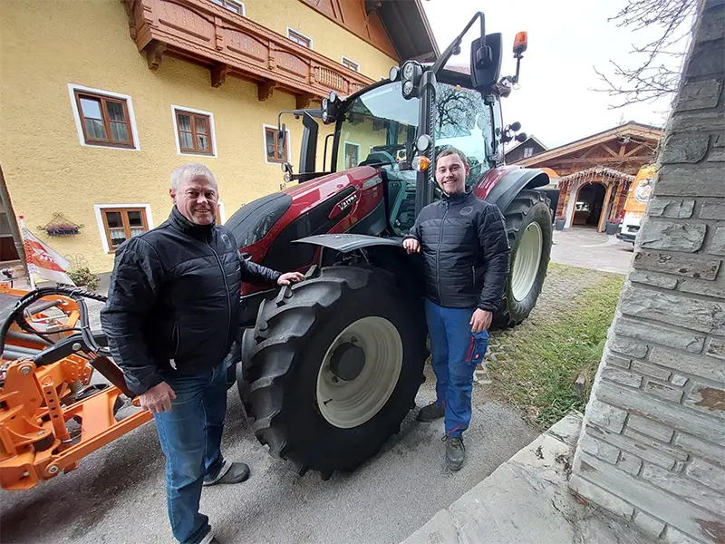 Übergabe an die Familie Schmiedbauer