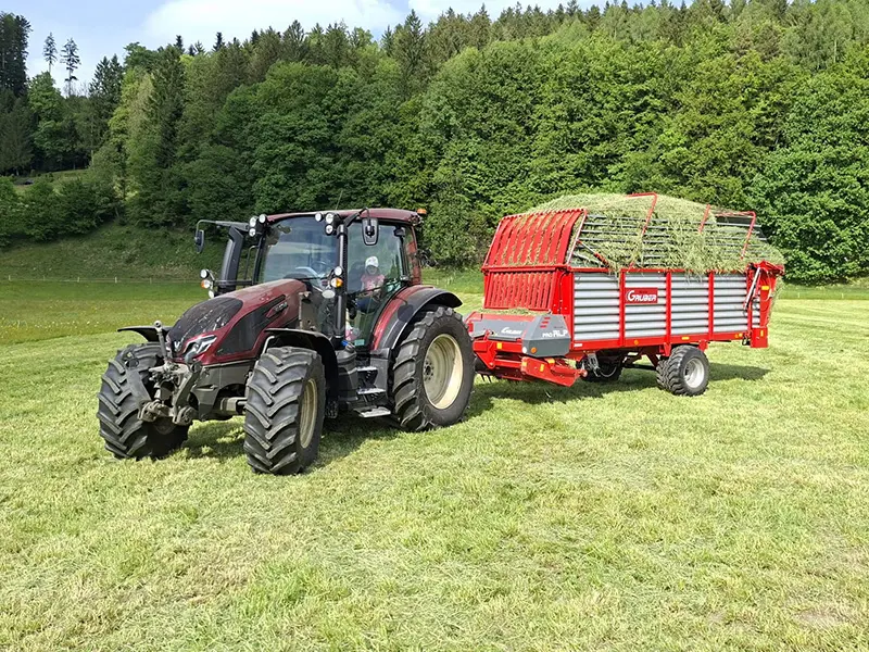 Der Valtra G125 Direct beim Heutransport