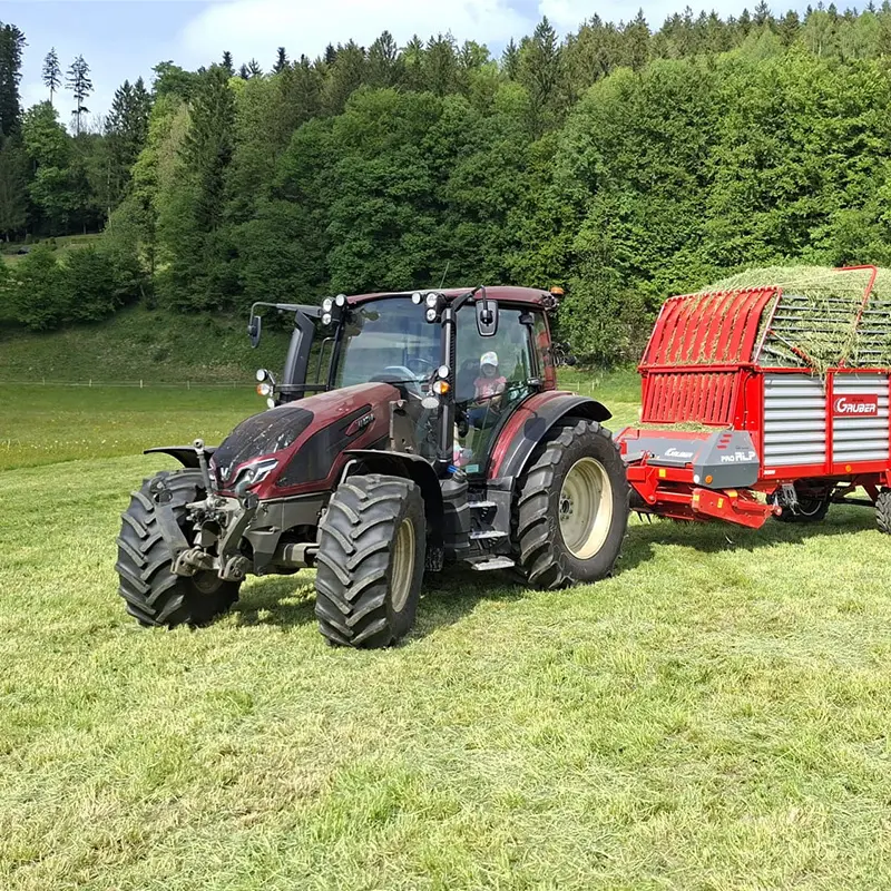 Der Valtra G125 Direct beim Heutransport