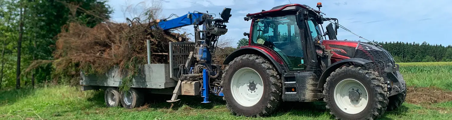 Der Valtra N155 Direct beim Holztransport