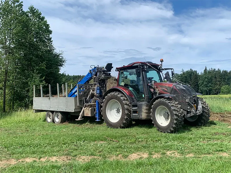 Valtra N155 Direct în timpul transportului de cherestea