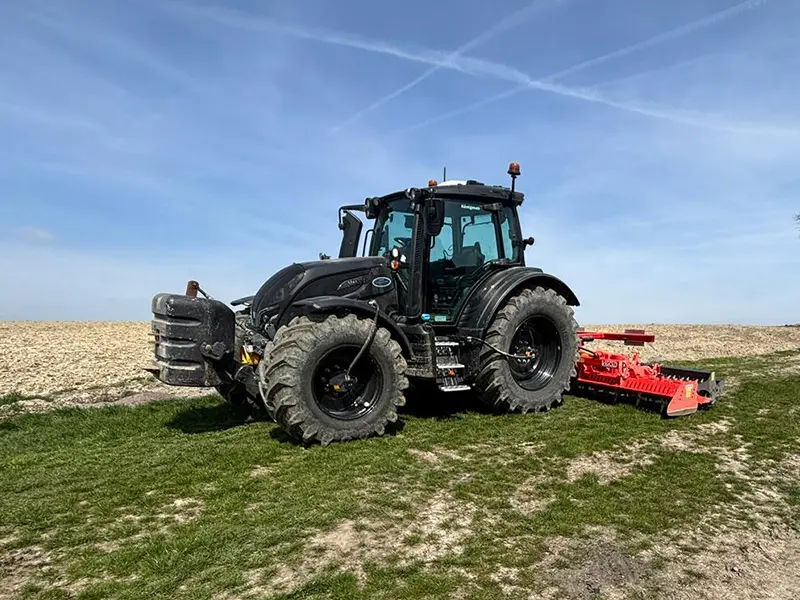 Der Valtra N175 Direct mit der Vigolo Kreiselegge EPI-15 500