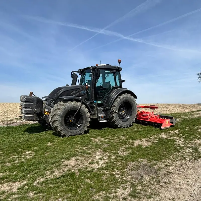 Der Valtra N175 Direct mit der Vigolo Kreiselegge EPI-15 500