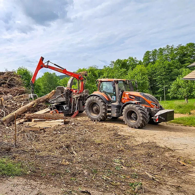 Valtra Q305 током шумарских радова