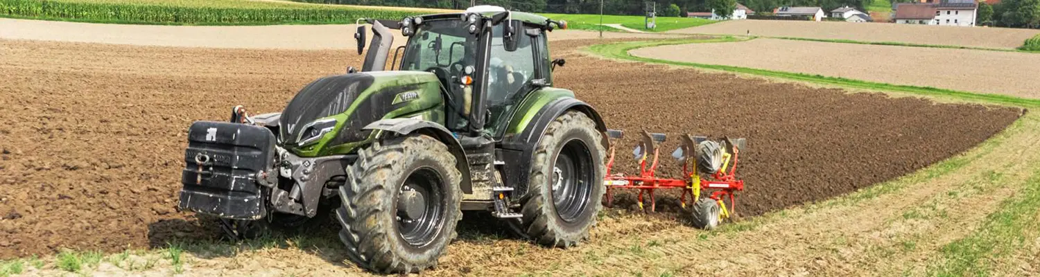Der Valtra T175 Direct beim Pflügen.