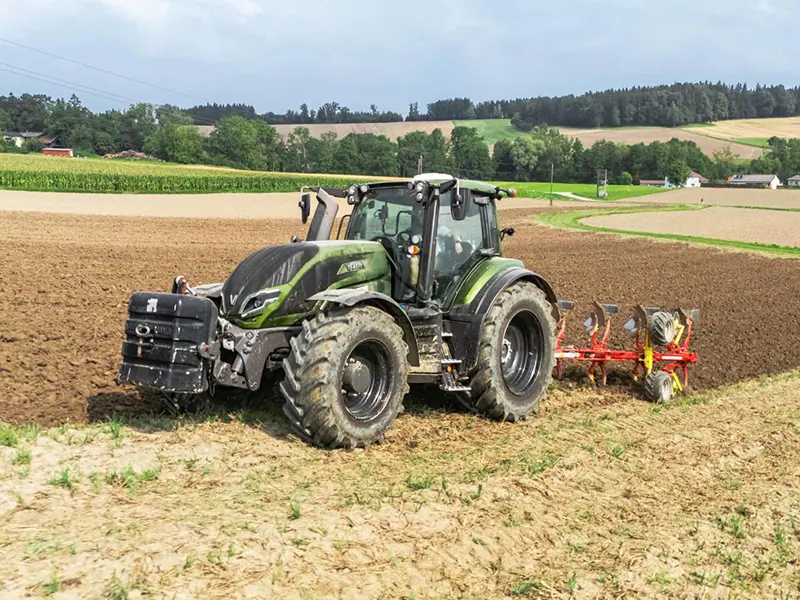 Der Valtra T175 Direct beim Pflügen.