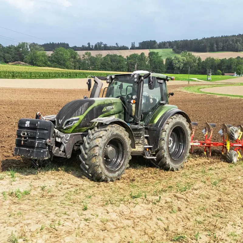 Der Valtra T175 Direct beim Pflügen.