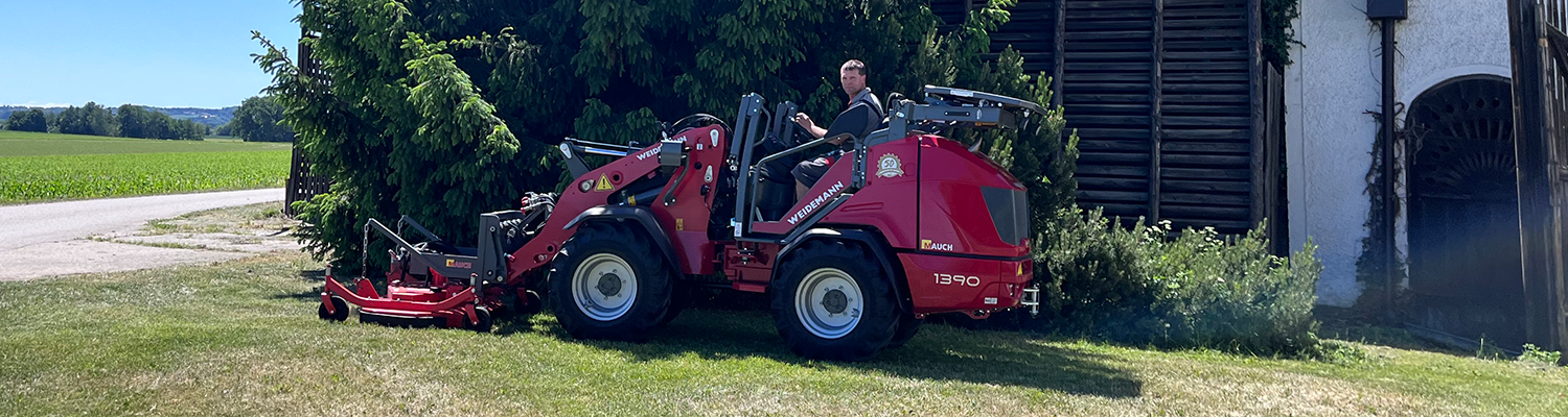 Der Weidemann 1390 beim Rasenmähen.