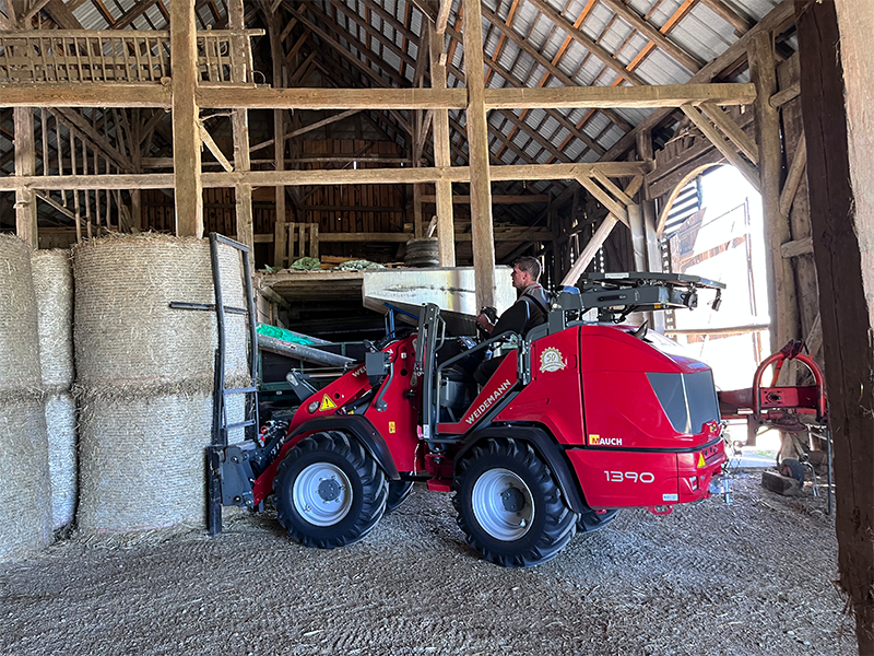 Der Weidemann 1390 beim Stroh verladen.