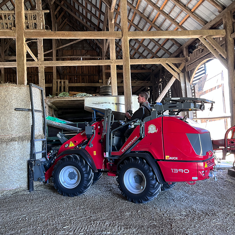 Der Weidemann 1390 beim Stroh verladen.