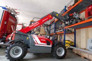 Ein Feuerwehrfahrzeug der Feuerwehr Schladming wird in einer Garage geparkt.