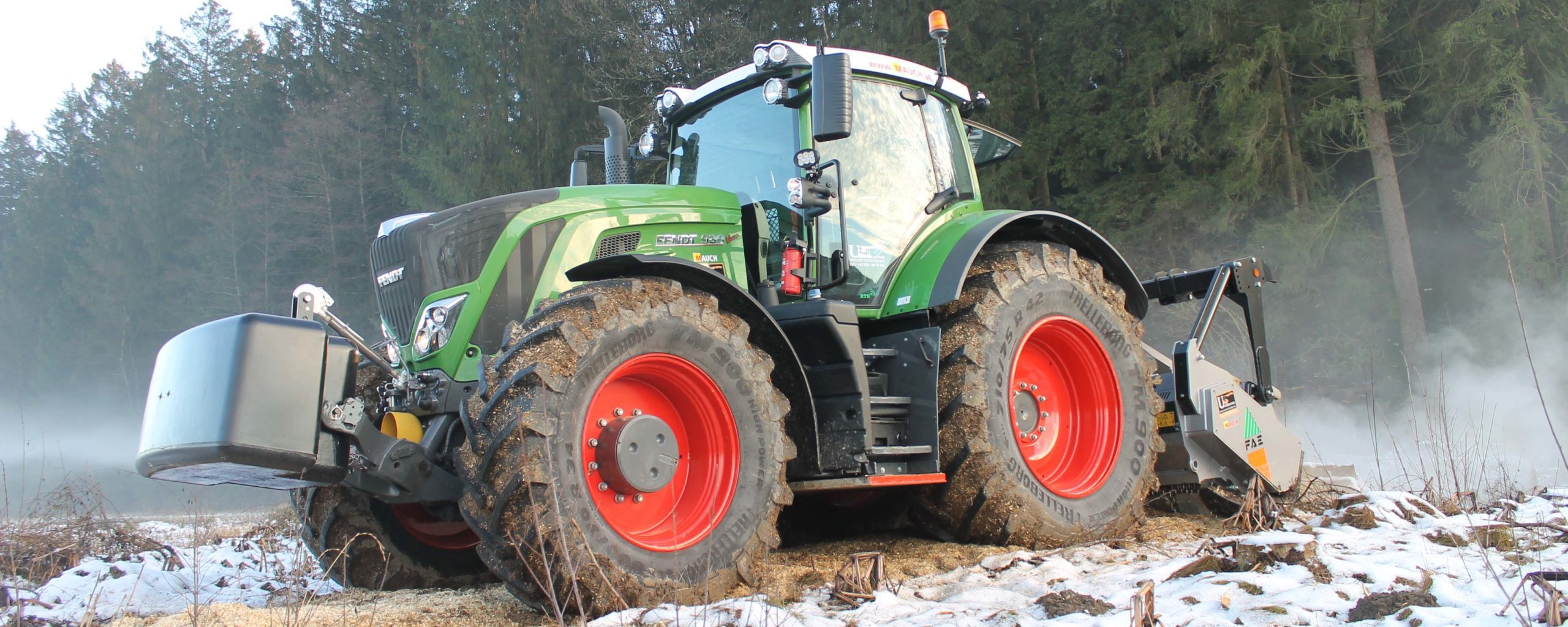 Traktor Fendt 939 mit FAE-UMH-S 225 und Turbokupplung auf einem winterlichen Feld.